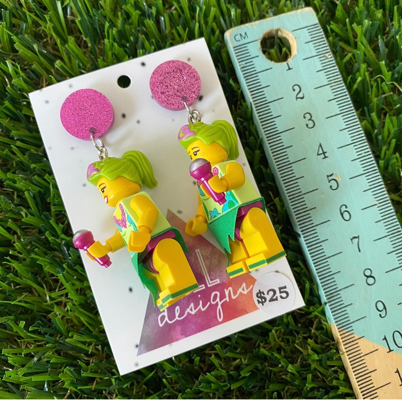 Hula Performer Girl Brick Character With Mic - Featuring Pink Glitter Acrylic Tops!