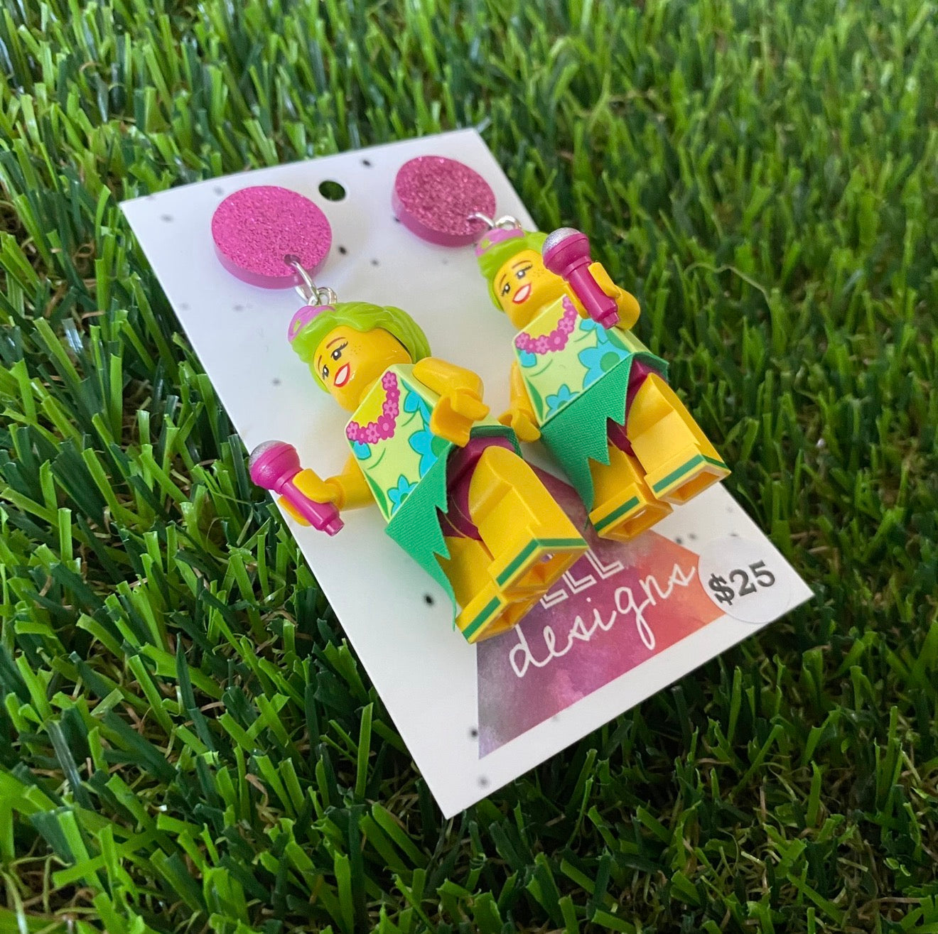 Hula Performer Girl Brick Character With Mic - Featuring Pink Glitter Acrylic Tops!