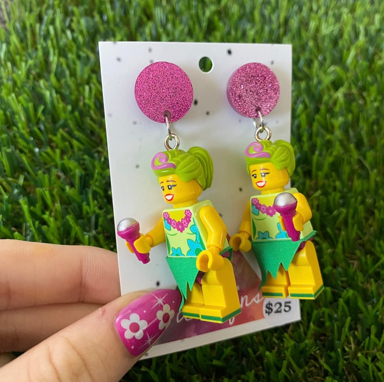 Hula Performer Girl Brick Character With Mic - Featuring Pink Glitter Acrylic Tops!