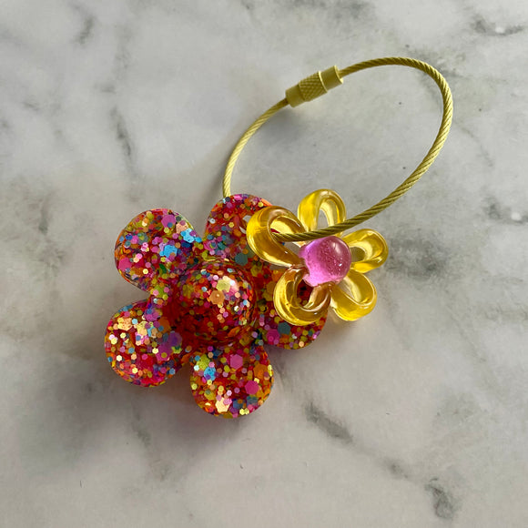 Resin Keyring / Bagtag - Yellow cable featuring pink & yellow daisy and large rainbow confetti flower! (1)