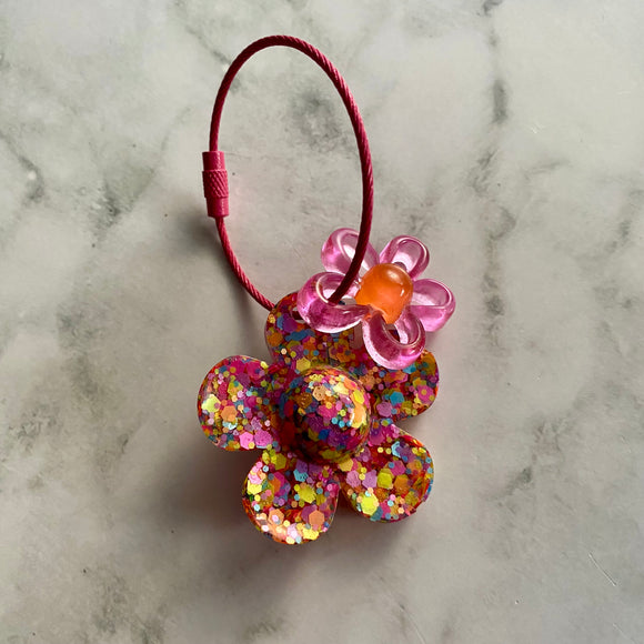 Resin Keyring / Bagtag - Hot Pink cable featuring Orange & Pink Daisy and Large Rainbow Confetti Flower! (5)