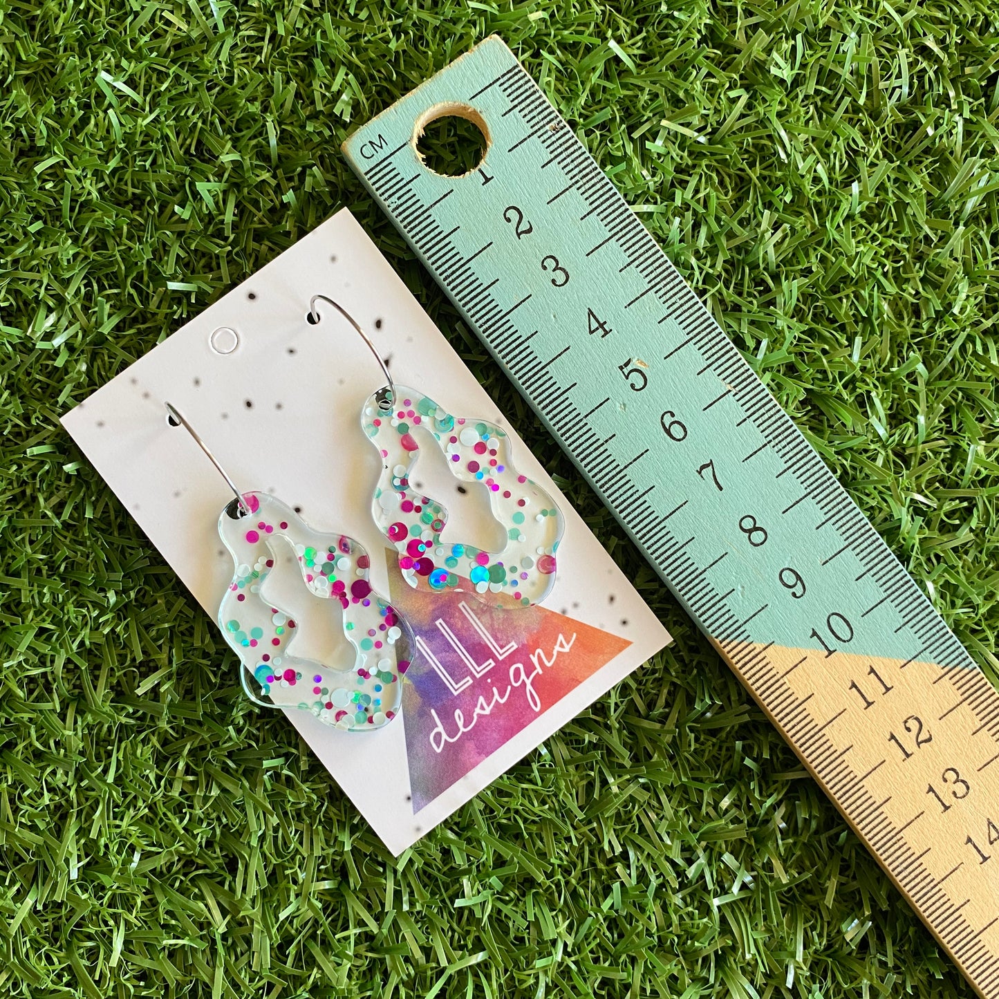 Stunning Clear Wiggle Jiggle Drops featuring Polka Dot Confetti Scattered Throughout. Creating a beautiful visual effect. (White/Aqua/Pink).