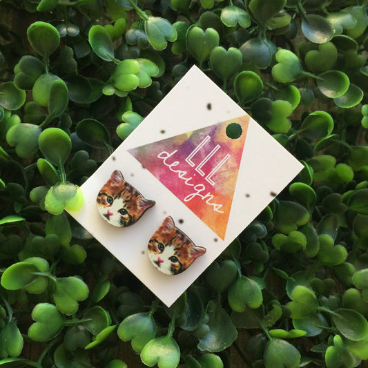 Itty Bitty Kitty Stud Earrings. Cats are just the best! I love cats. Cat Earrings. Cat Studs. Crazy Cat lady for life. Quirky Cat Earrings.